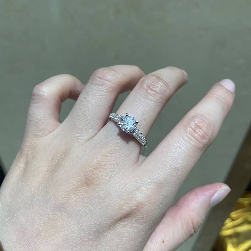 Affordable Luxury满钻四爪圆钻Women's RingS925银镀白金定制选款主石Moissanite1.0ct/副石高碳钻